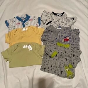 🐶🐶Carters size 3 months bundle of six onesies and footies🐶🐶